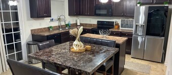 Modern 4 Bedroom Home Near Uptown