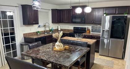 Modern 4 Bedroom Home Near Uptown