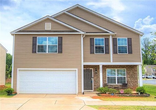 Modern 4 Bedroom Home Near Uptown