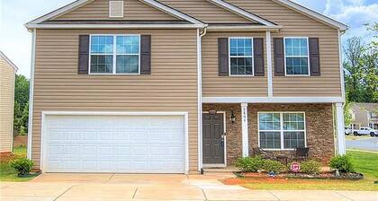 Modern 4 Bedroom Home Near Uptown