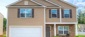 Modern 4 Bedroom Home Near Uptown