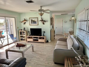 Smart TV, DVD player, books - Quaint 2/2 waterfront home with quick access to Charlotte Harbor. (Bokeelia)