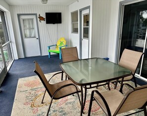 Outdoor dining - Quaint 2/2 waterfront home with quick access to Charlotte Harbor. (Bokeelia)