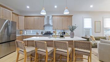 Geladeira, micro-ondas, fogão, cooktop