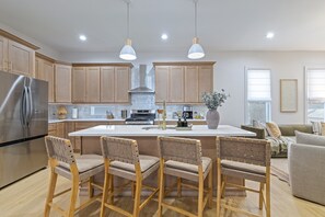 Fridge, microwave, oven, stovetop - Near Convention Center-Private Layout for Groups,3 Ensuites,Sleeps10,Fenced Yard (Indianapolis)