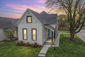 Exterior - Near Convention Center-Private Layout for Groups,3 Ensuites,Sleeps10,Fenced Yard (Indianapolis)