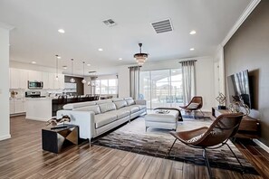 Smart TV - Spacious 7-Bedroom Villa in Kissimmee with Private Pool – Sleeps 18 Guests (Kissimmee)