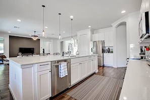 Fridge, microwave, oven, stovetop - Spacious 7-Bedroom Villa in Kissimmee with Private Pool – Sleeps 18 Guests (Kissimmee)