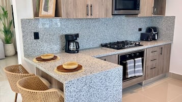 Kühlschrank, Mikrowelle, Ofen, Herdplatte