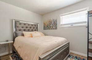 4 bedrooms, WiFi, bed sheets - Spacious 4-bedroom house steps from Notre Dame (South Bend)