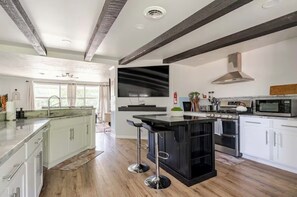 Microwave, oven, stovetop, dishwasher - Spacious 4-bedroom house steps from Notre Dame (South Bend)