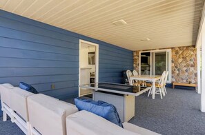 Outdoor dining - Spacious 4-bedroom house steps from Notre Dame (South Bend)