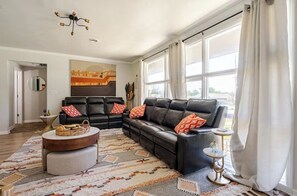 TV - Spacious 4-bedroom house steps from Notre Dame (South Bend)