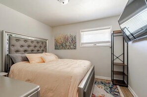 4 bedrooms, WiFi, bed sheets - Spacious 4-bedroom house steps from Notre Dame (South Bend)