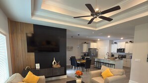Una sala de estar moderna con un sofá, una mesa de centro y un televisor.