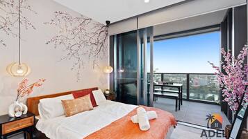 Een strijkplank/strijkijzer, reisbedje, wifi, beddengoed