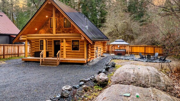 Exterior - Log Cabin! Hot Tub! Firepit! 5 mi Mt Rainier NP! (Ashford)