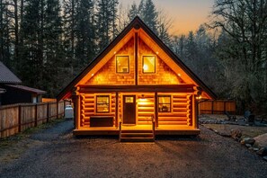 Exterior - Log Cabin! Hot Tub! Firepit! 5 mi Mt Rainier NP! (Ashford)