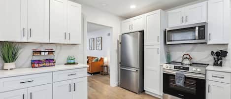 Kjøleskap, mikrobølgeovn, ovn og kokeplater