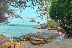 Unclassified image, 4 of 31, button - Koh Man Klang (Klaeng)