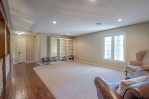 Interior - Sleeps 12-WELCOME WORLD CUP FANS (Prairie Village)