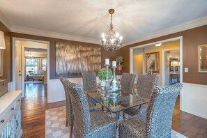 Dining - Sleeps 12-WELCOME WORLD CUP FANS (Prairie Village)