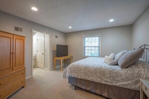6 bedrooms, iron/ironing board, Internet, bed sheets - Sleeps 12-WELCOME WORLD CUP FANS (Prairie Village)