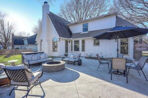 Outdoor dining - Sleeps 12-WELCOME WORLD CUP FANS (Prairie Village)