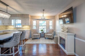 Microwave, oven, stovetop, dishwasher - Sleeps 12-WELCOME WORLD CUP FANS (Prairie Village)