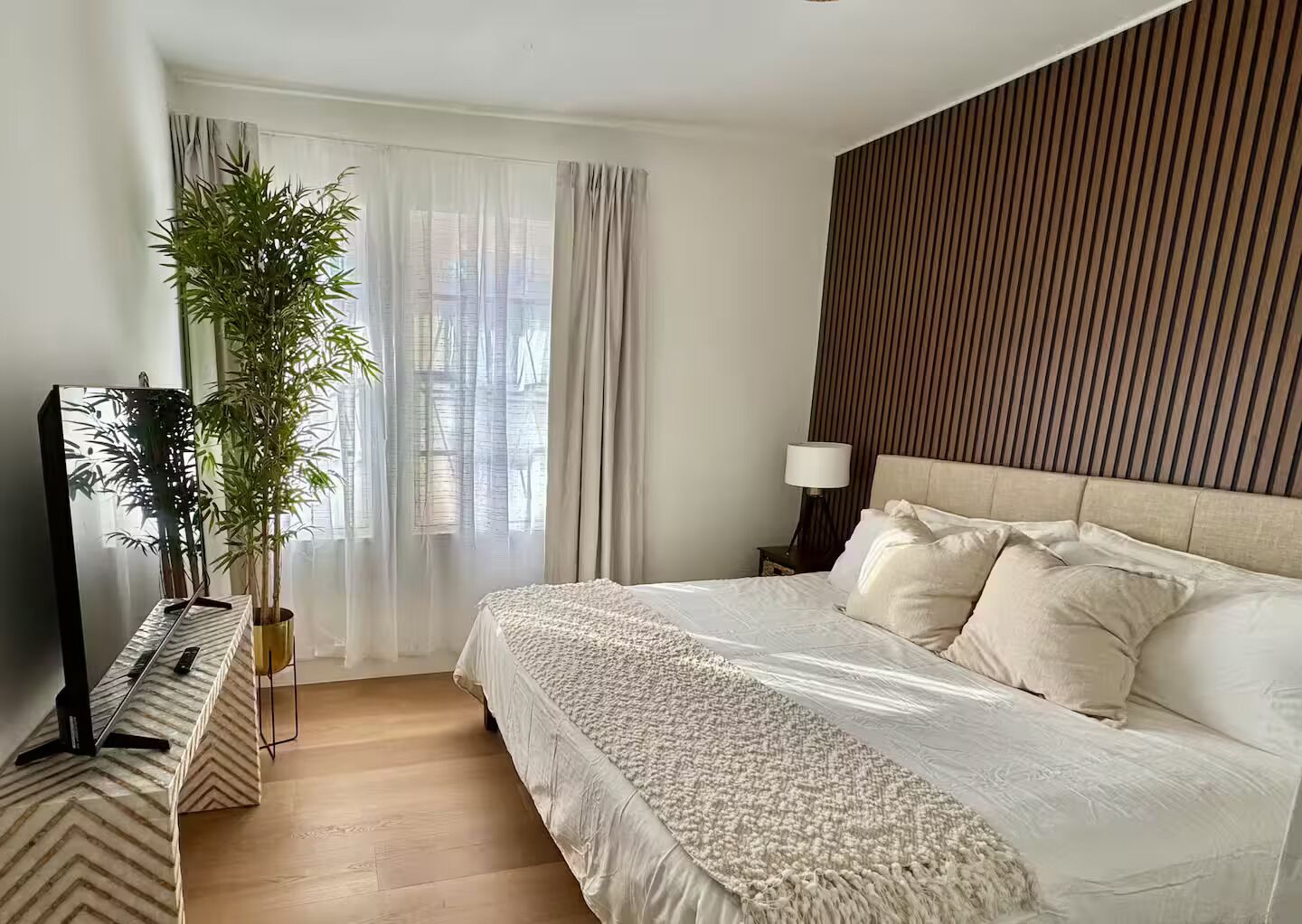 Cortinas blackout, tabla de planchar con plancha y wifi gratis 