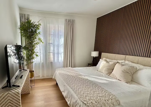 Apartemen, 1 Tempat Tidur King dengan tempat tidur Sofa | Tirai kedap cahaya, setrika/meja setrika, dan Wi-Fi gratis