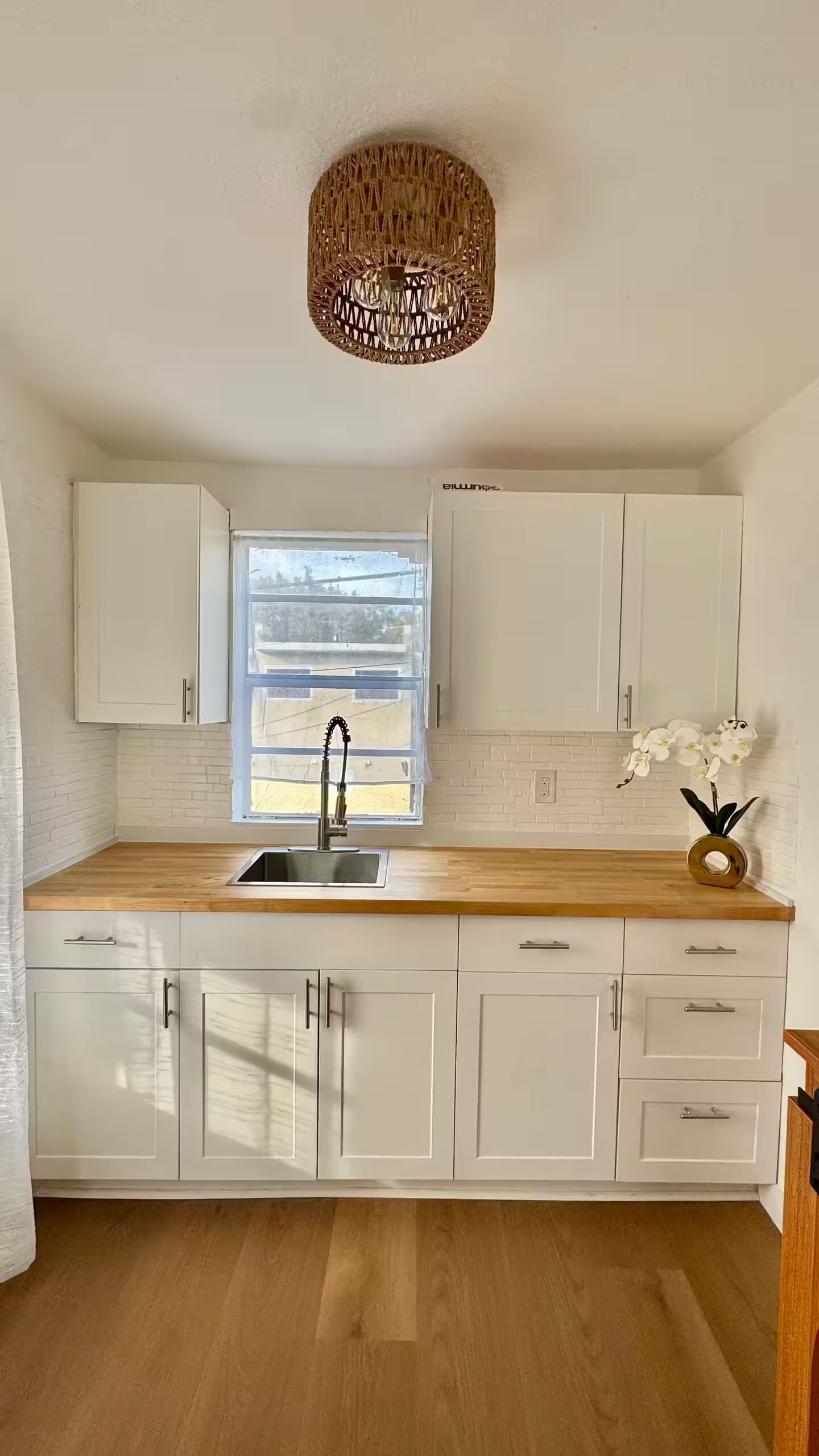 Frigobar, microondas, placa de cocina, cafetera/tetera