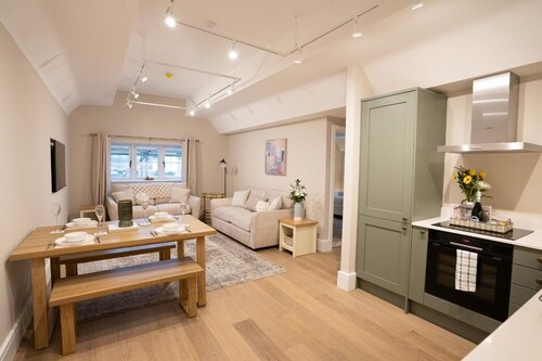 Brand New Modern 2-Bed Apartment | Broadway High St | Sleeps 4