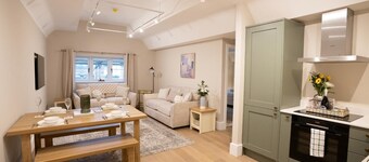 Brand New Modern 2-Bed Apartment | Broadway High St | Sleeps 4