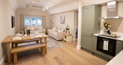 Brand New Modern 2-Bed Apartment | Broadway High St | Sleeps 4