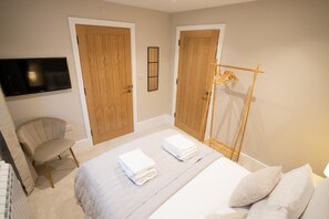 2 bedrooms, iron/ironing board, free WiFi, bed sheets - Brand New 2-Bed, Dog-Friendly Apartment | Broadway High St | Sleeps 6 (Worcestershire)