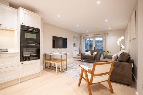 Brand New 2-Bed, Dog-Friendly Apartment | Broadway High St | Sleeps 6