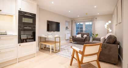 Brand New 2-Bed, Dog-Friendly Apartment | Broadway High St | Sleeps 6