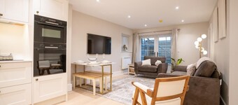 Brand New 2-Bed, Dog-Friendly Apartment | Broadway High St | Sleeps 6
