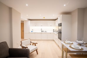 Interior - Brand New 2-Bed, Dog-Friendly Apartment | Broadway High St | Sleeps 6 (Worcestershire)