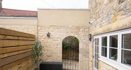Brand New 2-Bed, Dog-Friendly Apartment | Broadway High St | Sleeps 6