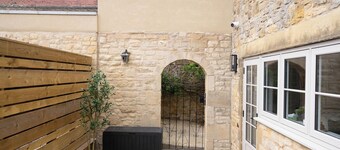 Brand New 2-Bed, Dog-Friendly Apartment | Broadway High St | Sleeps 6