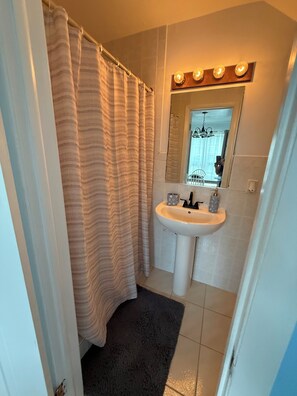 Douche, séchoir à cheveux, serviettes fournies, savon