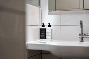 Deluxe Double Room | Bathroom