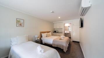 Deluxe Double Room | Blackout curtains, iron/ironing board (on request), free WiFi