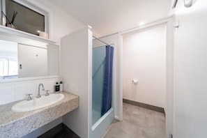 Deluxe Double Room | Bathroom - The Gatta Inn (Tallangatta)