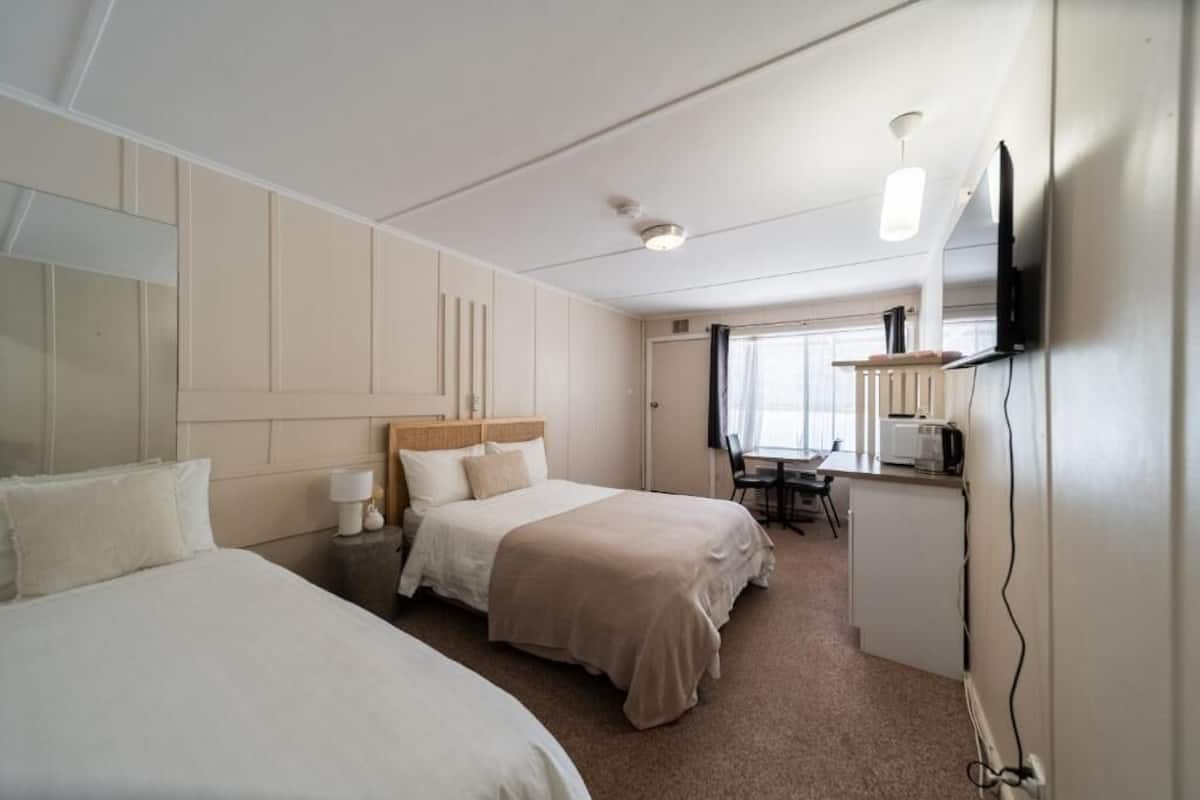 Dobbeltværelse | Mørklægningsgardiner, strygejern/strygebræt, gratis Wi-Fi