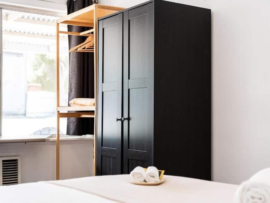 Cortinas blackout, tabla de planchar con plancha y wifi gratis