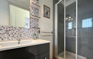 Shower - Awesome home in Salon de Provence (Salon de Provence)