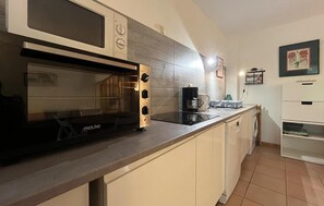 Jääkaappi, uuni, astianpesukone, kahvin-/teenkeitin